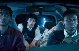 Noodevaluatie – Scherpe komedie met een grimmige onderliggende boodschap